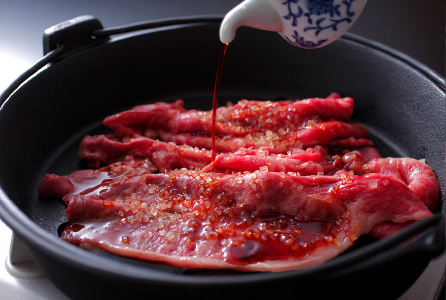 彩月のすき焼きは、ザラメで味付け。1枚ずつ丁寧に、ご用意いたします。