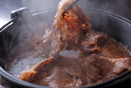 上田畜産から直接仕入れる神戸ビーフ/但馬牛。このすき焼き。肉汁が。。。