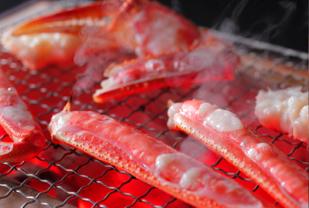 紀州備長炭で焼き上げる、炭火焼きがに。ふっくらと、香ばしく。彩月流のおもてなし。