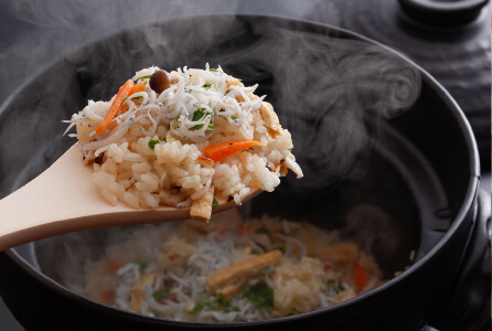 季節の土鍋飯。1組様ずつ時間に合わせて炊き上げます。-しらす土鍋飯-