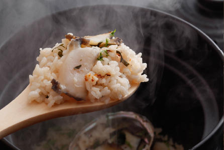 お出汁が美味。贅沢な鮑の土鍋めし。磯野香りが出汁の決め手。