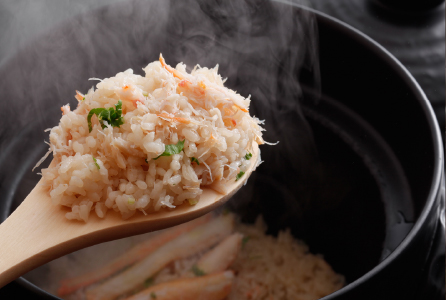 季節の土鍋飯。1組様ずつ時間に合わせて炊き上げます。-紅ズワイがにの土鍋飯-