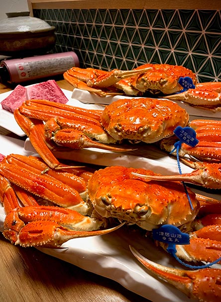 タグ付き地元港産の活松葉がに。