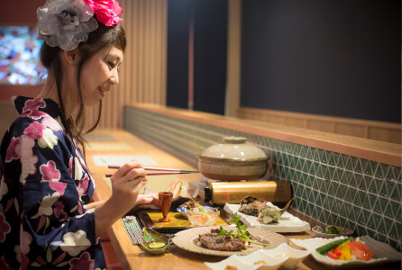 城崎温泉エリアの宿では、おはつとなる、カウンタースタイルも。気兼ねなく、食事をお楽しみくださいませ。