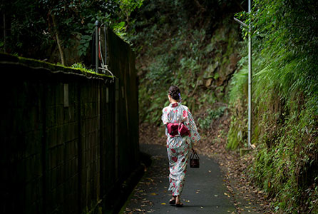 温泉街の裏通り-裏道探検も、またひとつ。